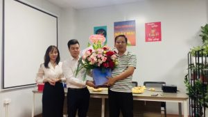 Đại diện BCH Công đoàn tặng hoa Giám đốc Công ty - Ông Nguyễn Đình Uyên 